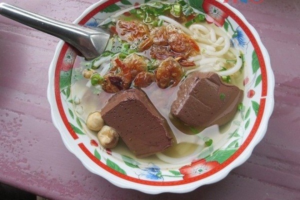  Bánh canh tép: là món bánh canh nức tiếng ở vùng đất Thoại Sơn. Những cọng bánh canh trắng đục trong tô nước trong veo, thêm ít tép rang đậm vị và giòn mềm, da heo, khô mực, vài cục huyết tăng thêm phần đặc sắc, tăng hương vị cho tô bánh khiến bạn ăn nhiều vẫn không ngán, không cảm thấy mất ngon.